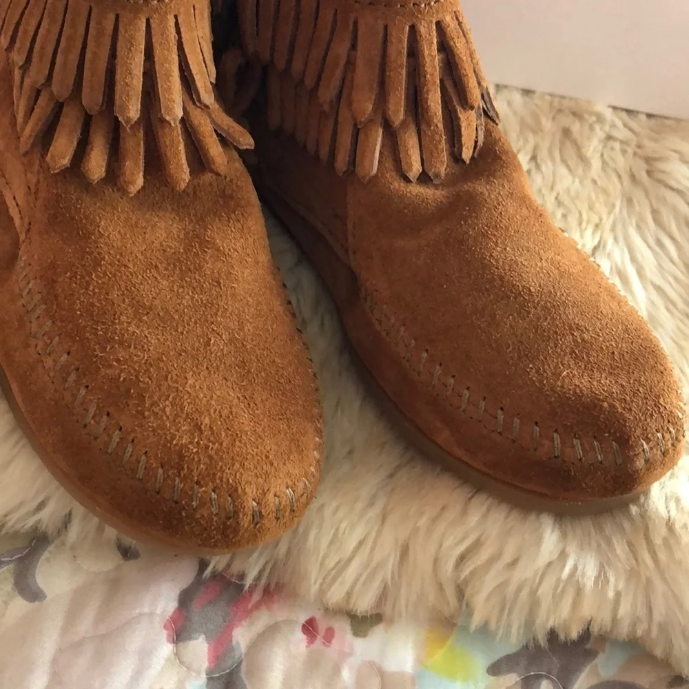 🍂Minnetonka double Fringe side Zip brown Size 2
